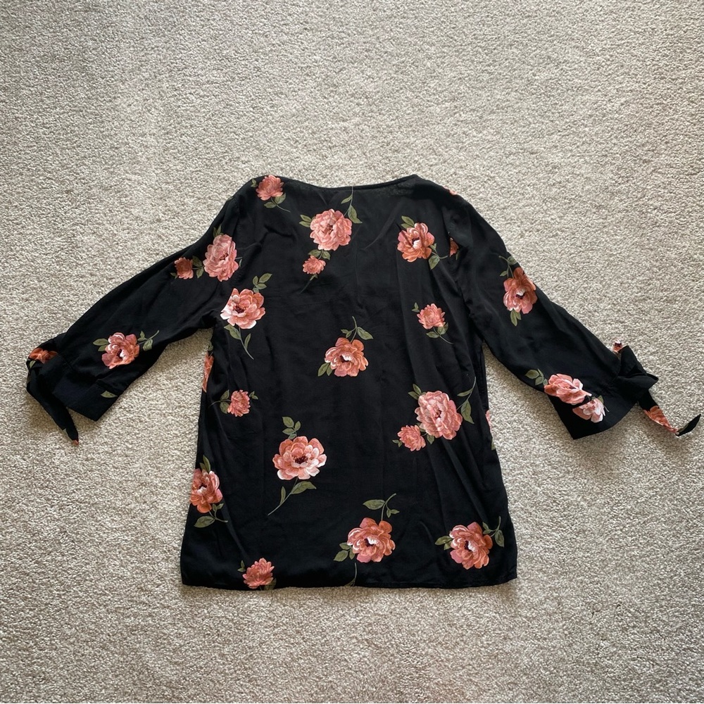 Brina & Em 3/4 Length Sleeve V-Neck Top Black with Pink Floral Size Small - Picture 4 of 4